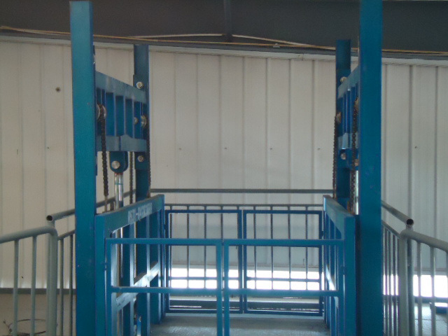 導(dǎo)軌式升降貨梯使用前安全須知(圖2) \